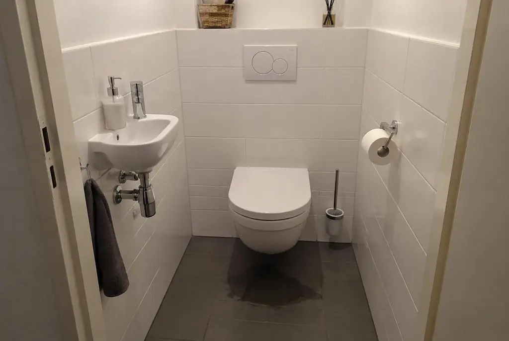 Lekdetectie Uitgeest – natte vloer bij een toilet