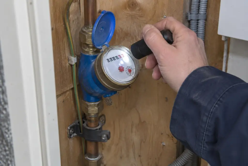 Lekdetectie Uitgeest – watermeter in de meterkast controleren met een zaklamp